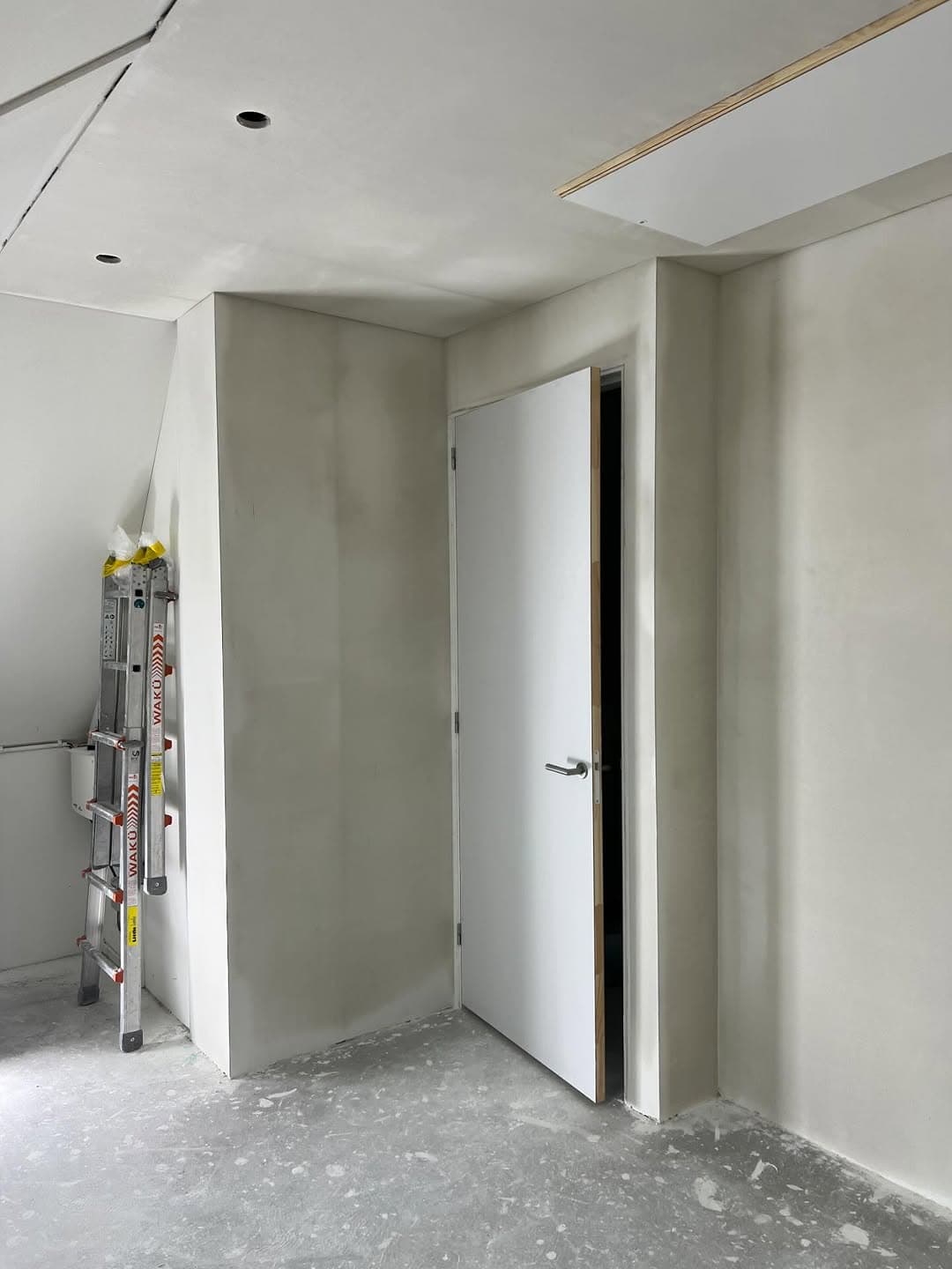 Complete zolder voorzien van glad pleisterwerk
