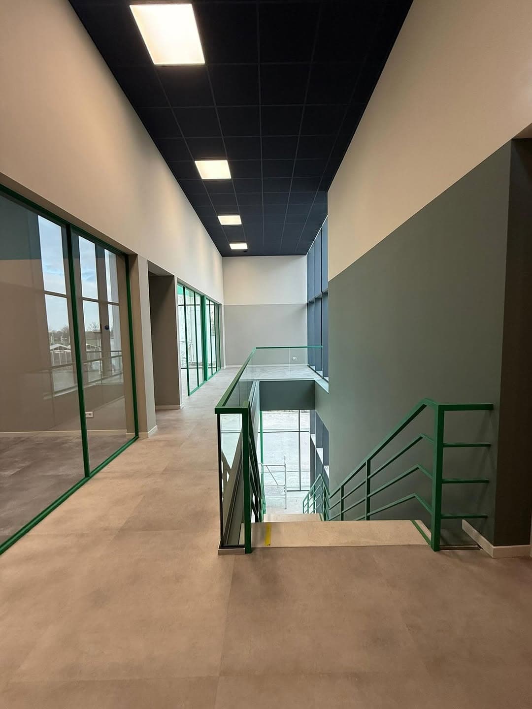 Stijlvol kantoor afgebouwd - wanden, plafonds, kozijnen