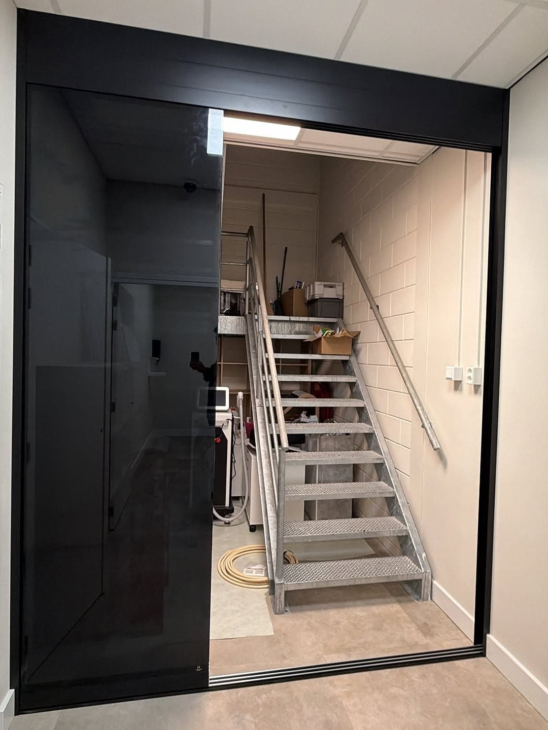 Glazen schuifwand bij Salon Wieteke